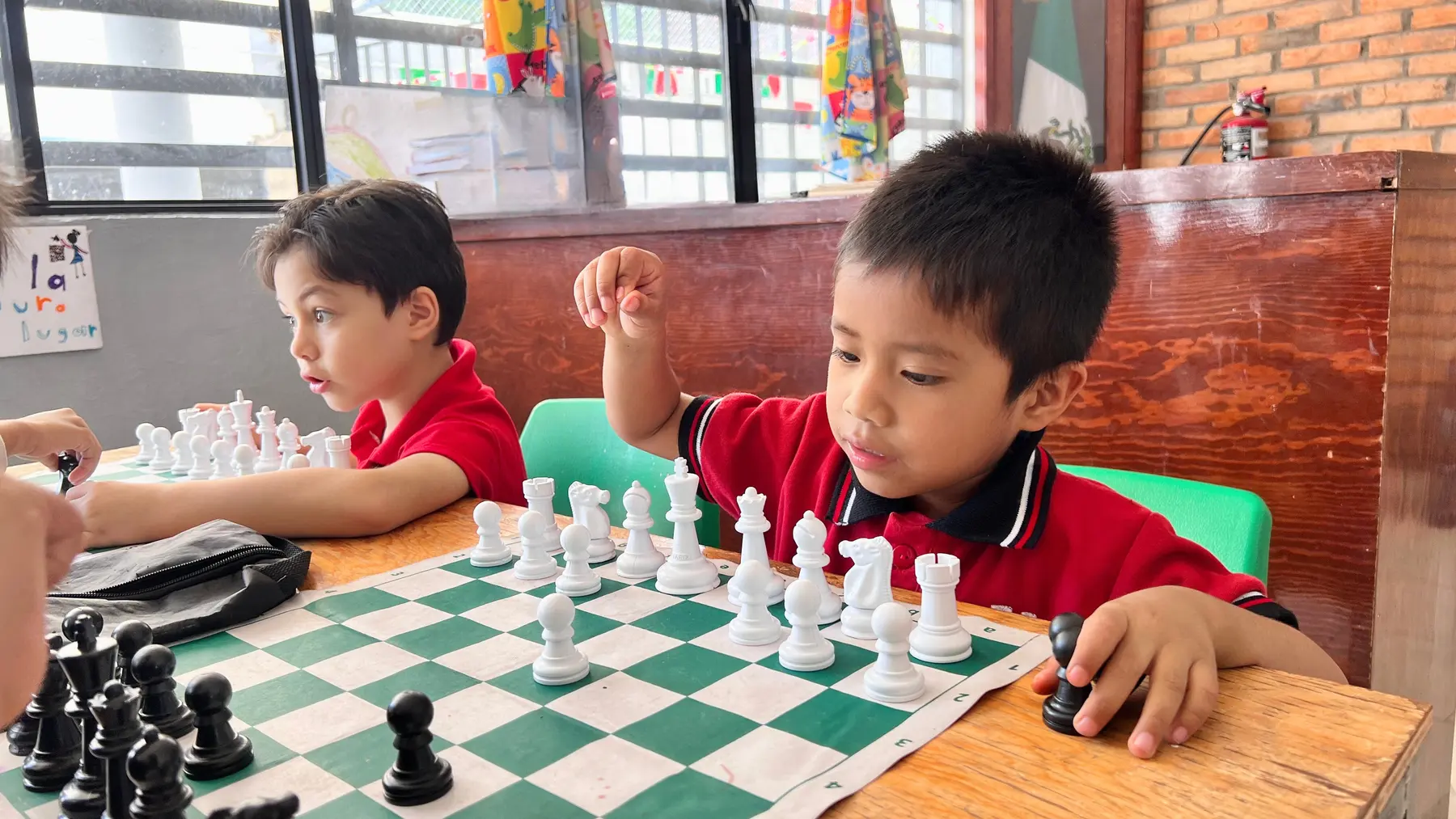 Alumnos del Instituto Torre Fuerte participando en una actividad de ajedrez