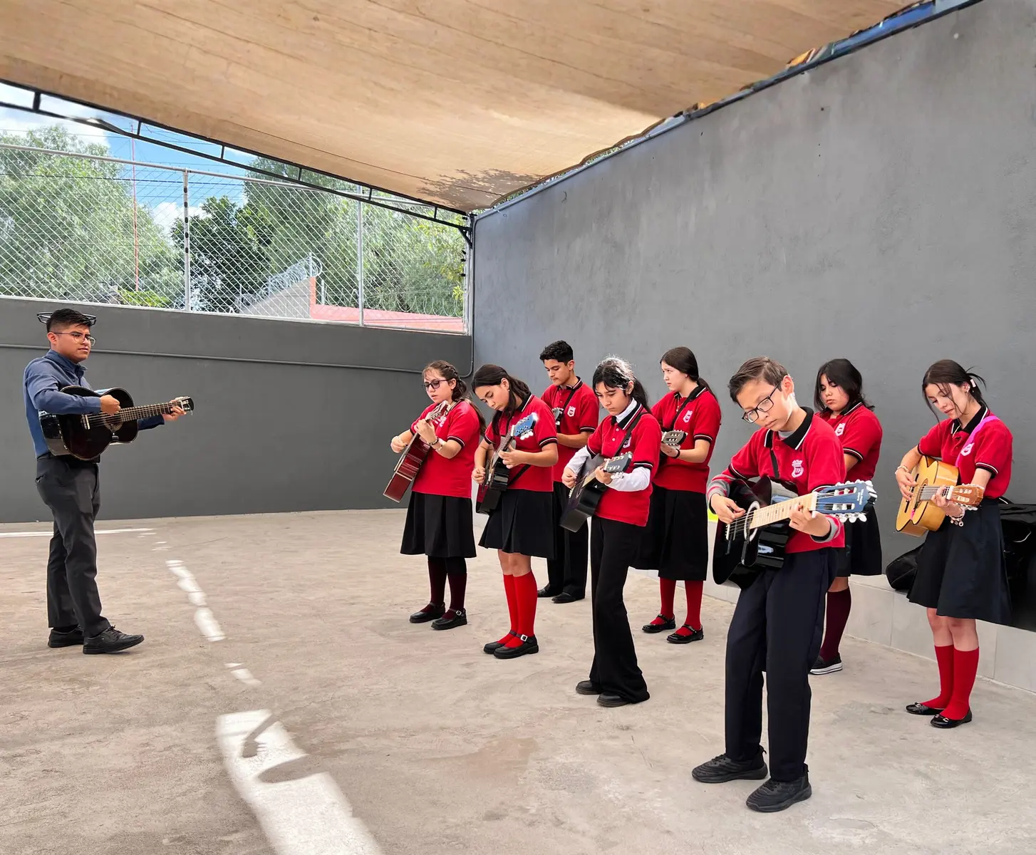 Alumnos del Instituto Torre Fuerte durante una actividad artística